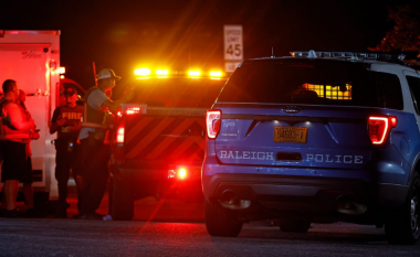 Pesë të vdekur, përfshirë një oficer policie nga të shtënat në Karolinën e Veriut
