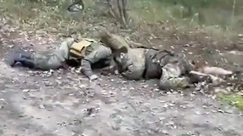 Pamje të rënda të ushtarëve rusë të vrarë në qytetin e çliruar ukrainas