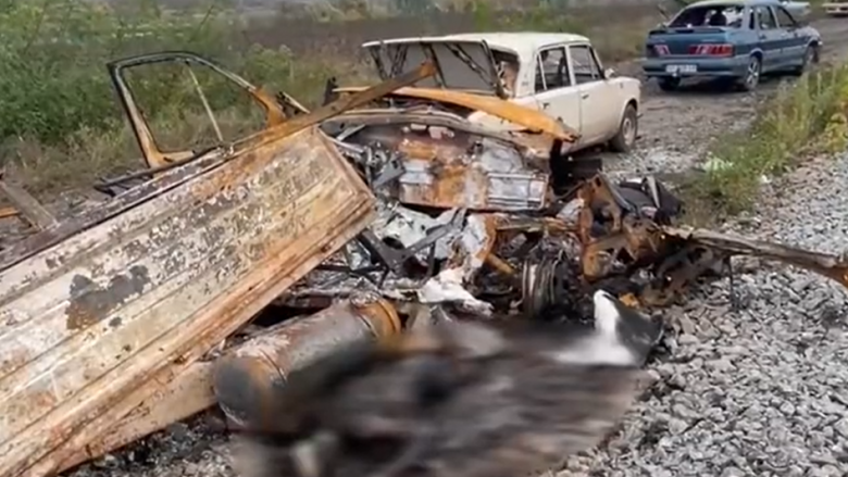 Pamje të rënda të sulmit rus ndaj një autokolone në veri-lindje të Ukrainës, makina të dëmtuara e kufoma të djegura