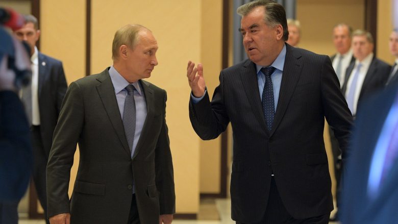 Shtohen pakënaqësitë me politikën e Putinit, presidenti Taxhikistanit kritikon ashpër liderin rus