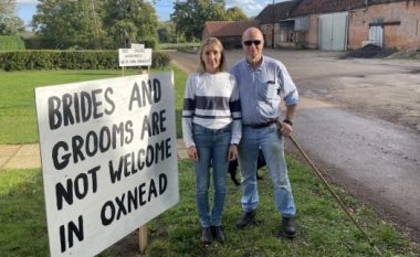 “Nuset dhe dhëndrit nuk janë të mirëpritur”: Banorët e një fshati në Angli janë lodhur nga dasmat në një shtëpi madhështore aty pranë
