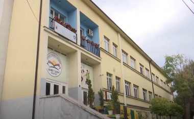 Një nxënës në Prishtinë ka shpuar shokun e tij të klasës me stilolaps në kokë