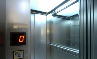 Këputet ashensori dhe bie nga kati i pestë, plagosen burrë e grua në Tiranë