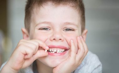 Fëmijës ende nuk i ka rënë dhëmbi i parë: Lehtë mund të vlerësoni kur do të ndodhë kjo gjë