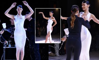 Magjepsëse – Bella Hadid del nudo në sfilatë teksa dizajnerët krijojnë fustanin në mes të skenës
