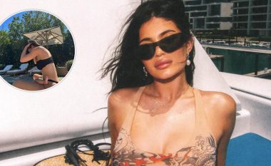 Kylie Jenner publikon foto pranë pishinës teksa përqafon të birin, por vazhdon të fsheh fytyrën e tij