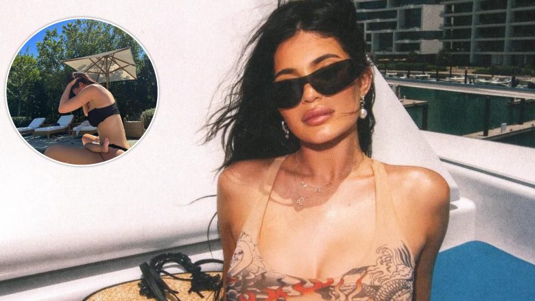 Kylie Jenner publikon foto pranë pishinës teksa përqafon të birin, por vazhdon të fsheh fytyrën e tij