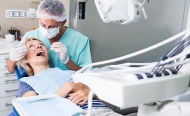 Gjërat befasuese që dentisti e di për ju sapo të hapni gojën