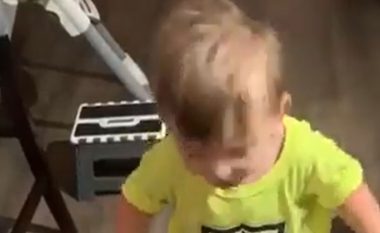 Zemërimi i djaloshit sepse mami nuk e puthi para se të shkonte në punë, reagimi i tij është i adhurueshëm