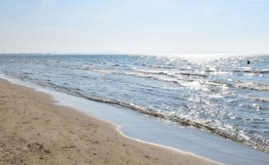 Gjendet i vdekur në breg të detit një 39-vjeçar në Durrës