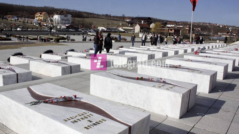 Largoi shkronjat në Kompleksin memorial “Adem Jashari”, arrestohet një femër në Skenderaj