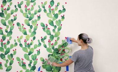 Si ta ngjyrosni dhe dekoroni vetë murin me ndihmën e shabllonit