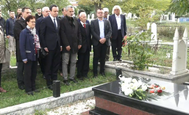 Kurti, Dugolli dhe Lajçi homazhe para varrit të ish-rektorit Statovci, 25 vjet nga demonstrata e madhe studentore