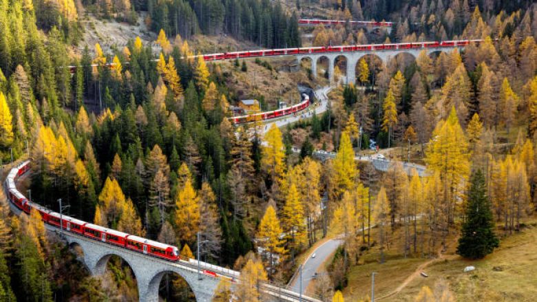 Pse Zvicra ndërtoi një tren rreth dy kilometra të gjatë