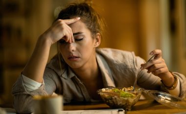 Dhimbja e kokës gjatë dietës nuk është për shkakun se jeni të uritur