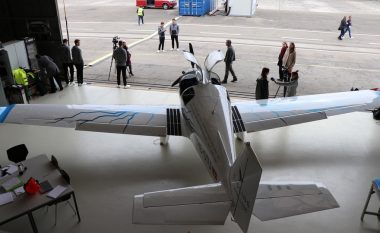 Aeroplani elektrik i ndërtuar nga studentët ngjitet në qiellin e Zvicrës