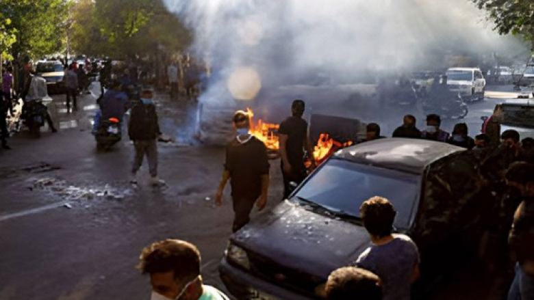 Studentët iranianë përleshen me policinë, nuk i binden urdhrave të qeverisë për ndalimin e protestave