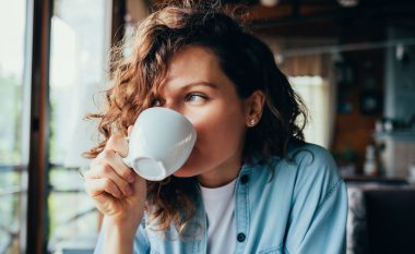Pesë efektet anësore të pakëndshme nga pirja e tepruar e kafesë