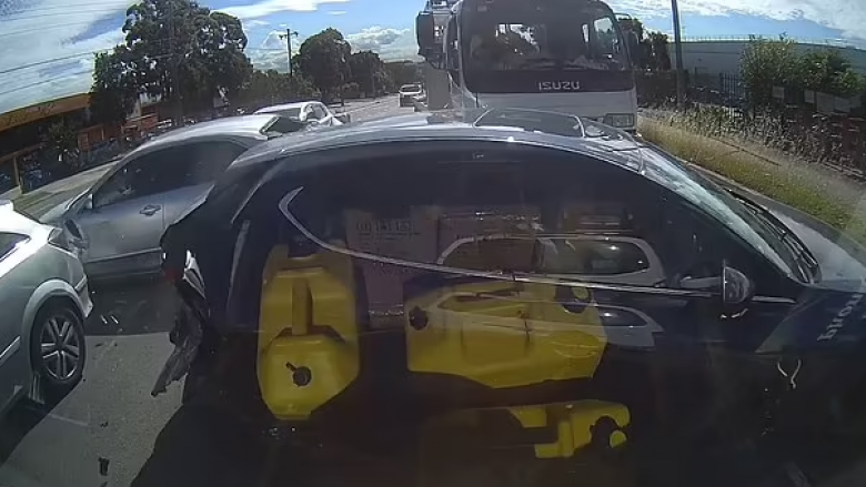 Pamjet tronditëse të kamerës tregojnë momentin kur një kamion në Australi përplaset me disa makina të ndaluara në një kryqëzim të zënë