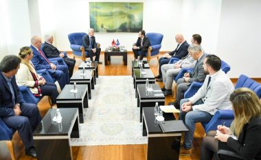 Kurti pret delegacionin nga Shqipëria, ftohet për vizitë në Kukës