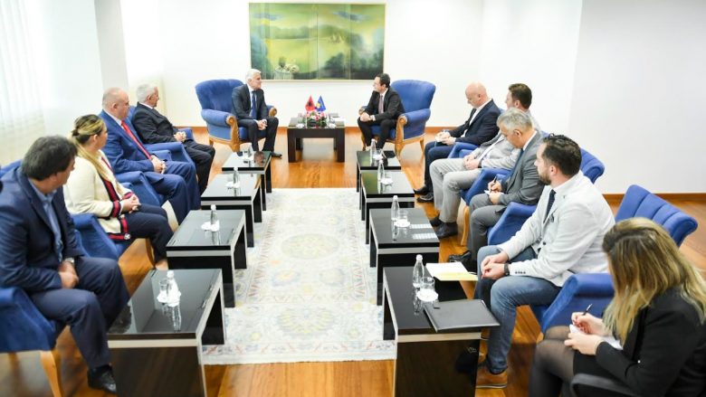 Kurti pret delegacionin nga Shqipëria, ftohet për vizitë në Kukës