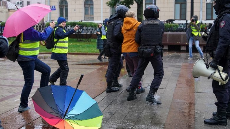 Aktivistët rusë arrestohen gjatë protestës kundër mobilizimit të rezervistëve në Rusi