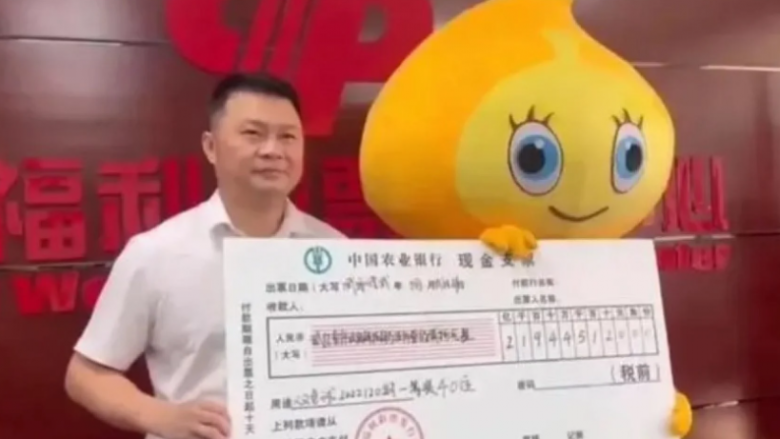 Kinezi i cili fitoi 30,386 milionë euro në lotari, thotë se nuk do t’i tregojë familjes së tij në rast se kjo i bën ata dembelë