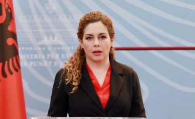 Opozita përplaset me shumicën në Shqipëri për mandatin e deputetes Olta Xhaçka