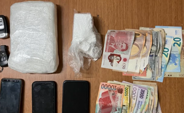 Shkëmbenin pako me një kilogramë kokainë, kapen në flagrancë dy persona në Tiranë