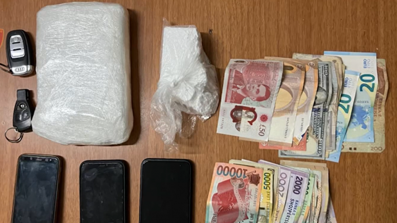 Shkëmbenin pako me një kilogramë kokainë, kapen në flagrancë dy persona në Tiranë