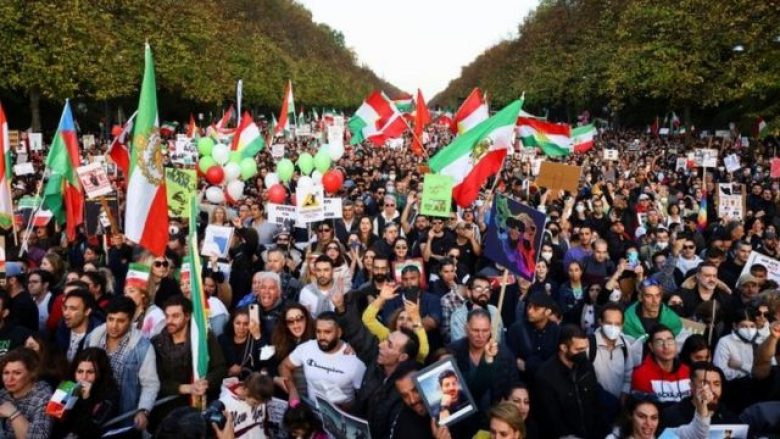 Rreth 80,000 iranianë dhe mbështetësit e tyre kanë marshuar në Berlin, në solidaritet me protestat e vazhdueshme në Iran