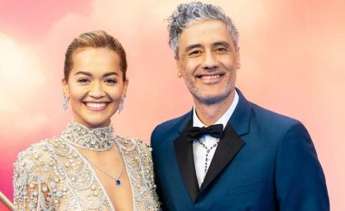 Rita Ora po shkëlqen nga romanca përrallore me Taika Waititi