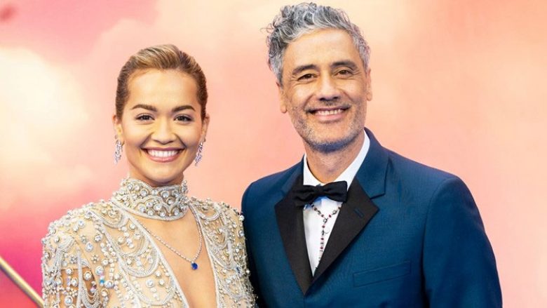 Rita Ora po shkëlqen nga romanca përrallore me Taika Waititi