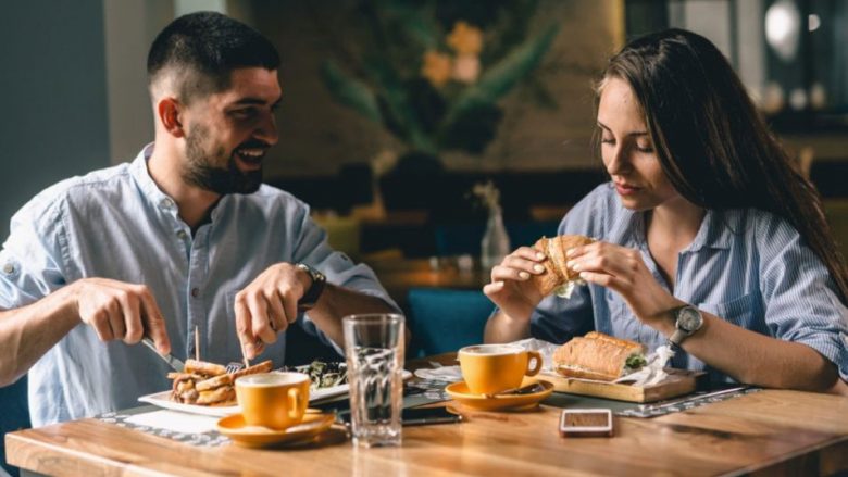 Gjërat e vrazhda që bëjnë njerëzit në restorante