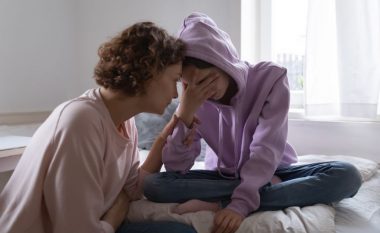 Adoleshentët e dashuruar: Si ta ndihmosh fëmijën pa ndërhyrë në ndjenjat e tij