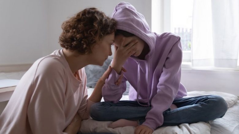 Adoleshentët e dashuruar: Si ta ndihmosh fëmijën pa ndërhyrë në ndjenjat e tij