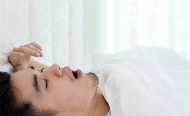 Apnea e gjumit: Shkaku, simptomat dhe si ta trajtojmë këtë çrregullim?