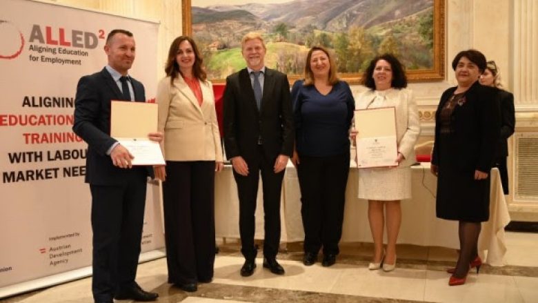 Certifikohen drejtorët dhe koordinatorët e cilësisë në shkollat e arsimit dhe aftësimit profesional