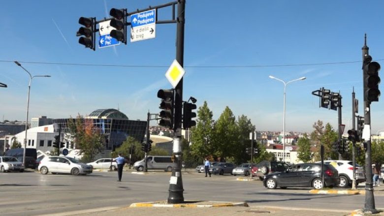 Çrregullohet komunikacioni në kryeqytet, nuk punojnë semaforët