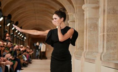 Victoria Beckham ‘pushton’ Parisin, bind edhe më skeptikët me koleksionin e ri në Javën e modës