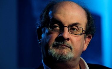 Salman Rushdie ka humbur shikimin në njërin sy dhe njërën dorë e ka jo funksionale, pas therjes me thikë – thotë agjenti i tij