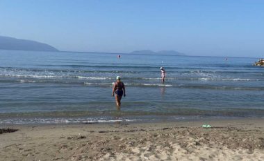 Pushues vendas e të huaj përfitojnë nga temperaturat e larta të fund tetorit – shijojnë bregdetin shqiptar