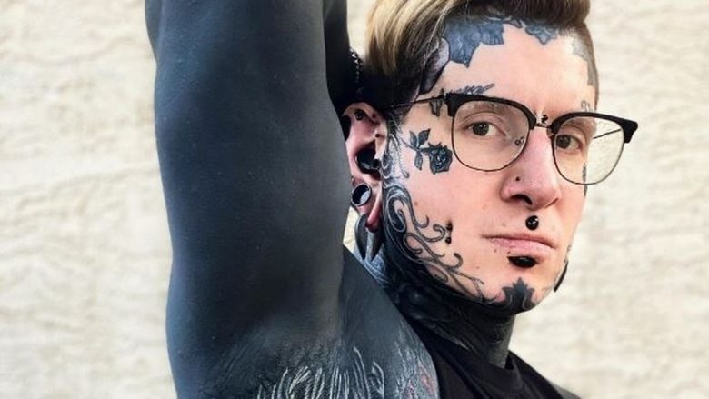 Burri bëri tatuazh gati të gjithë trupin – publikon imazhet e para në rrjetet sociale