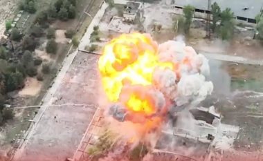 Ukrainasit hedhin bombën mbi tankun rus, momenti kur hidhet në erë