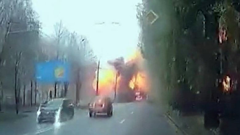 Momenti kur raketa ruse godet qendrën e qytetit ukrainas Dnipro