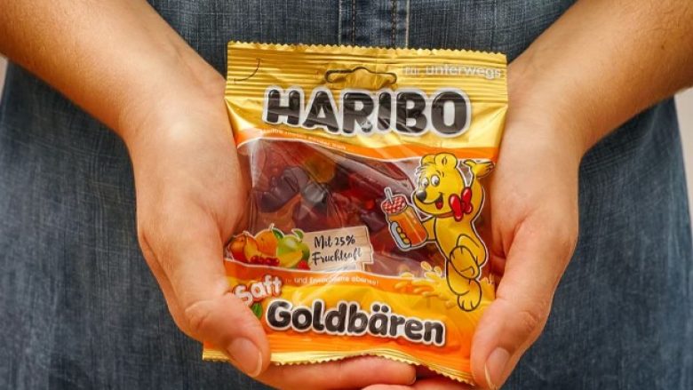 Një i ri në Gjermani gjen çekun prej 4.6 milionë euro në paketimin e bonboneve Haribo, ia kthen kompanisë – ata e “shpërblejnë”