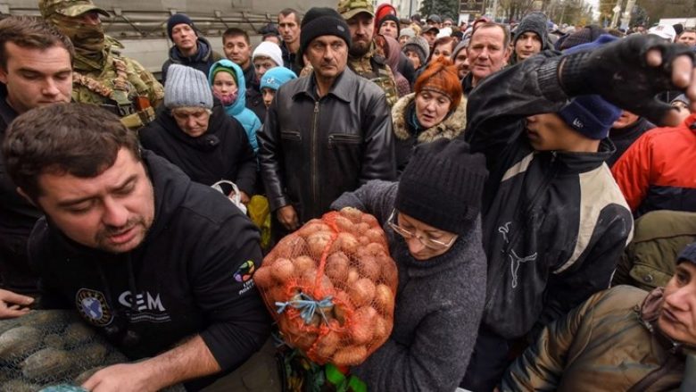 Guvernatori i Zaporizhzhia: Rusët po granatojnë qendrat për shpërndarjen e ndihmave