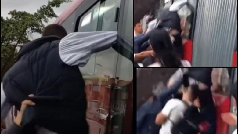 Deshi të kryej vjedhje nga dritarja e autobusit, pasagjerët i japin leksion kolumbianit – e rrahin brutalisht