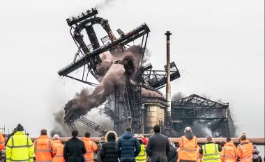 Qindra britanikë mblidhen për ta ndjekur nga afër shpërthimin e kontrolluar, dhe demolimin e fabrikës 170-vjeçare të çelikut