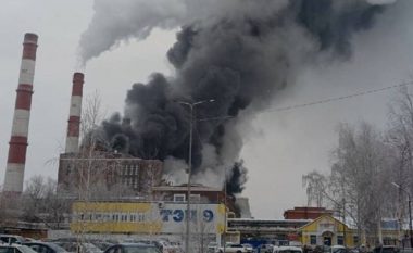 Në qytetin rus Perm, zjarri kaplon termocentralin – gjendet vetëm 2 mijë kilometra larg Ukrainës